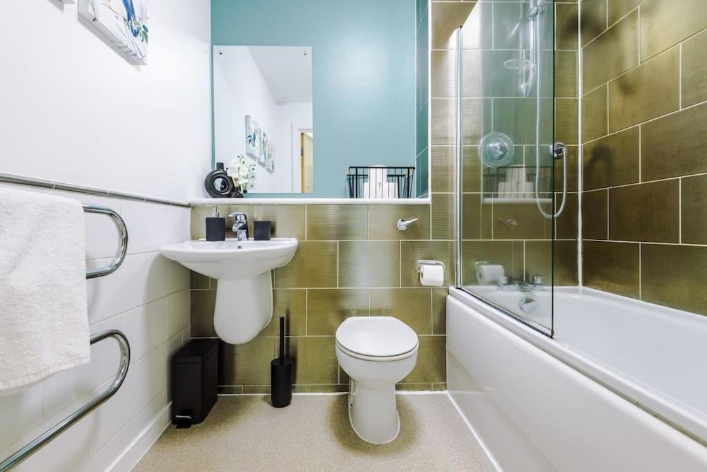 Modern 2br Near Centre - Free Parking Garage Apartamento